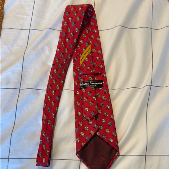 ⛱️Salvatore Ferragamo Red and Yellow Patterned Tie ⛱️ - Picture 2 of 3